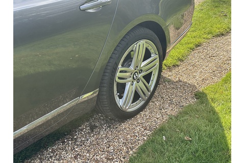 6.75 V8 Saloon 4dr Petrol Auto Euro 5 (505 bhp)