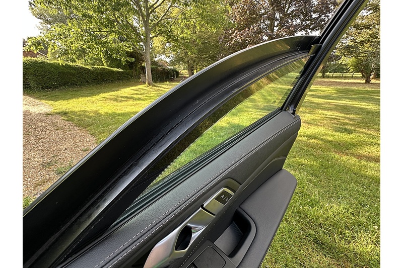 BMW X5 M50i V8 - U336