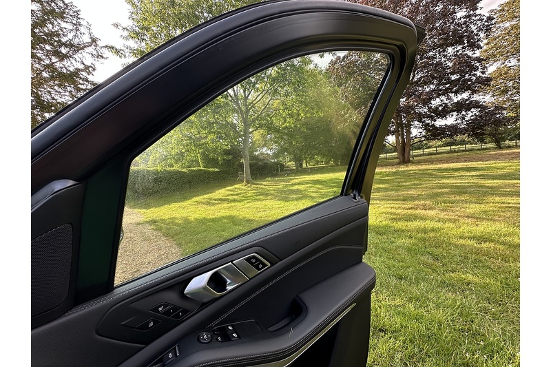 BMW X5 M50i V8 - U336