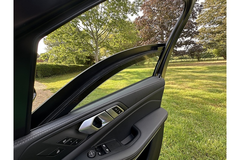BMW X5 M50i V8 - U336