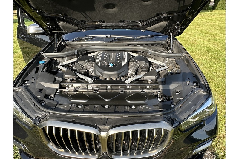 BMW X5 M50i V8 - U336