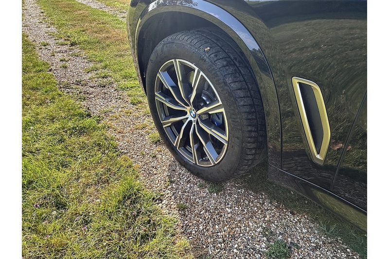 BMW X5 M50i V8 - U336