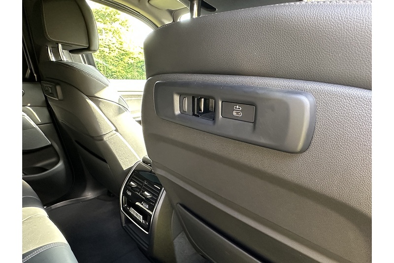 BMW X5 M50i V8 - U336