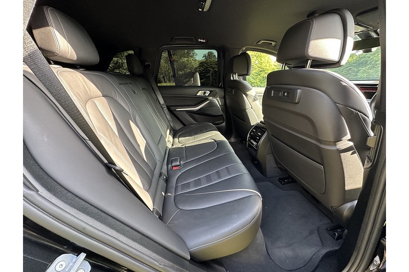 BMW X5 M50i V8 - U336
