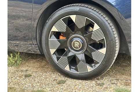 6.75 V12 Saloon 4dr Petrol Auto Euro 6 (571 ps)