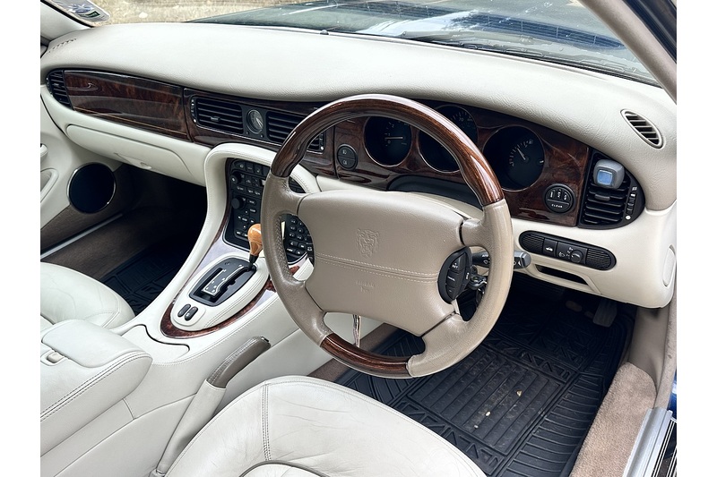 Jaguar V8 Xj SE  LWB Xj8 Se - U394