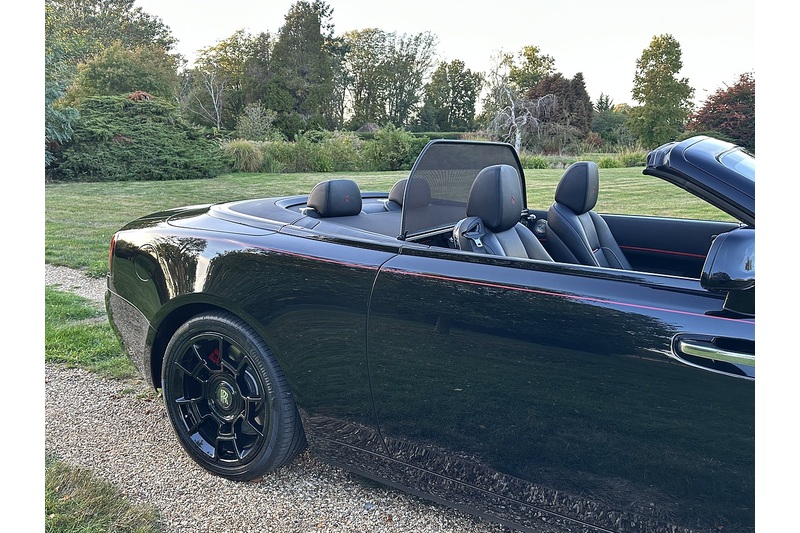 Rolls-Royce Black Badge Dawn V12 - U402