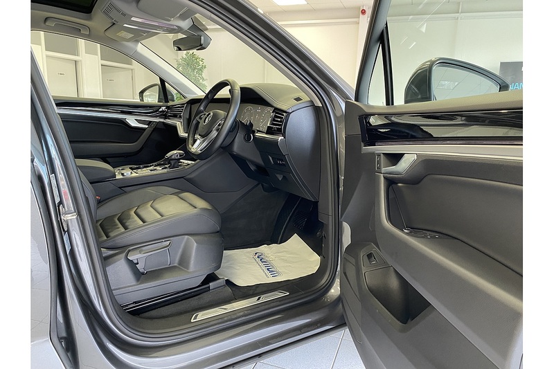 Volkswagen 3.0 TDI V6 SEL Tech SUV 5dr Diesel Tiptronic 4Motion Euro 6 (s/s) (286 ps)