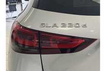 21/21 Mercedes-Benz GLA220d AMG Line Diesel 4MATIC 190 ps