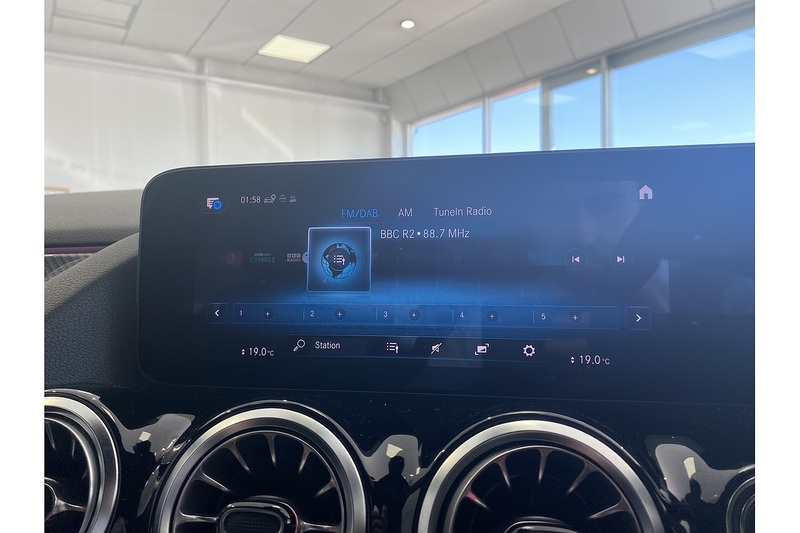 Mercedes-Benz 2.0 GLA220d AMG Line (Premium) SUV 5dr Diesel 8G-DCT 4MATIC Euro 6 (s/s) (190 ps)