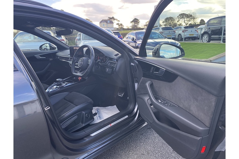 Audi 2.0 TDI 35 Black Edition Estate 5dr Diesel S Tronic Euro 6 (s/s) (163 ps)