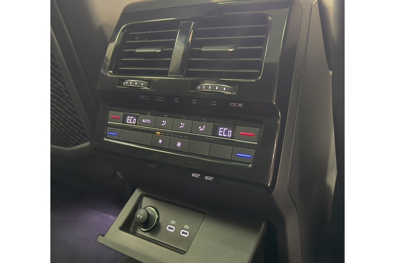 Volkswagen 3.0 TDI V6 R-Line Tech Plus SUV 5dr Diesel Tiptronic 4Motion Euro 6 (s/s) (286 ps)