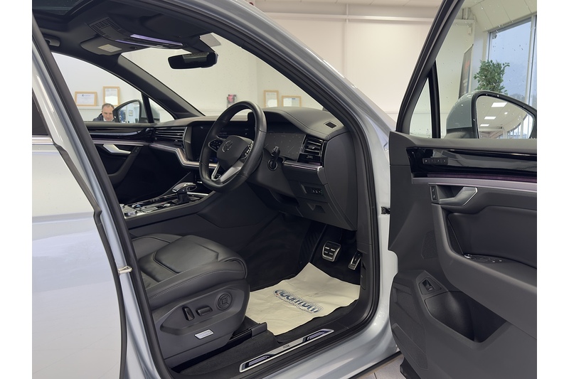 Volkswagen 3.0 TDI V6 R-Line Tech Plus SUV 5dr Diesel Tiptronic 4Motion Euro 6 (s/s) (286 ps)