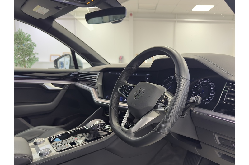 Volkswagen 3.0 TDI V6 R-Line Tech Plus SUV 5dr Diesel Tiptronic 4Motion Euro 6 (s/s) (286 ps)