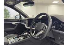 23/73 Volkswagen Touareg TDI V6 R-Line Tech Plus