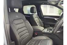 23/73 Volkswagen Touareg TDI V6 R-Line Tech Plus