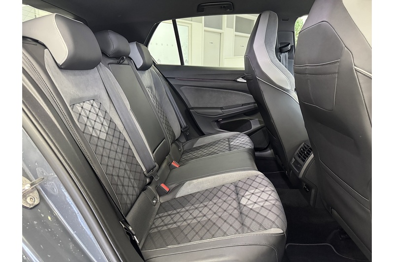 Volkswagen 2.0 TDI R-Line Hatchback 5dr Diesel DSG Euro 6 (s/s) (150 ps)