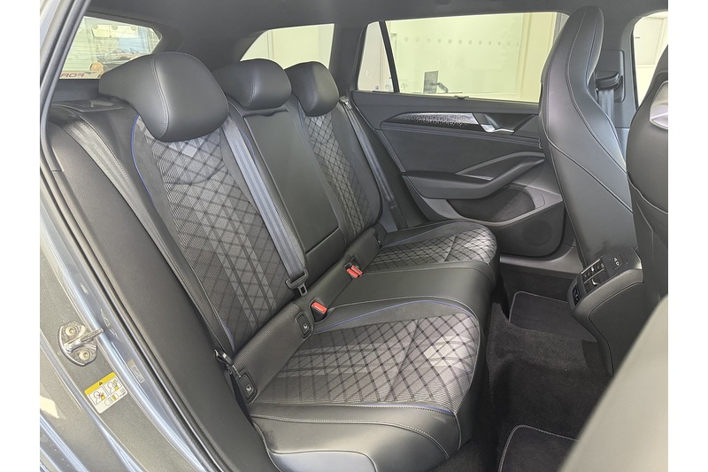 Volkswagen 1.5 TSI eHybrid 19.7kWh R-Line Estate 5dr Petrol Plug-in Hybrid DSG Euro 6 (s/s) (272 ps)