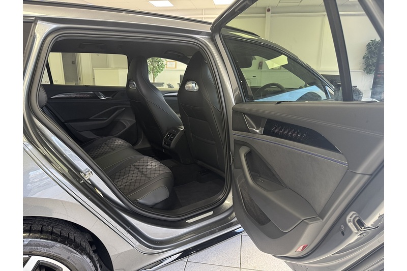 Volkswagen 1.5 TSI eHybrid 19.7kWh R-Line Estate 5dr Petrol Plug-in Hybrid DSG Euro 6 (s/s) (272 ps)