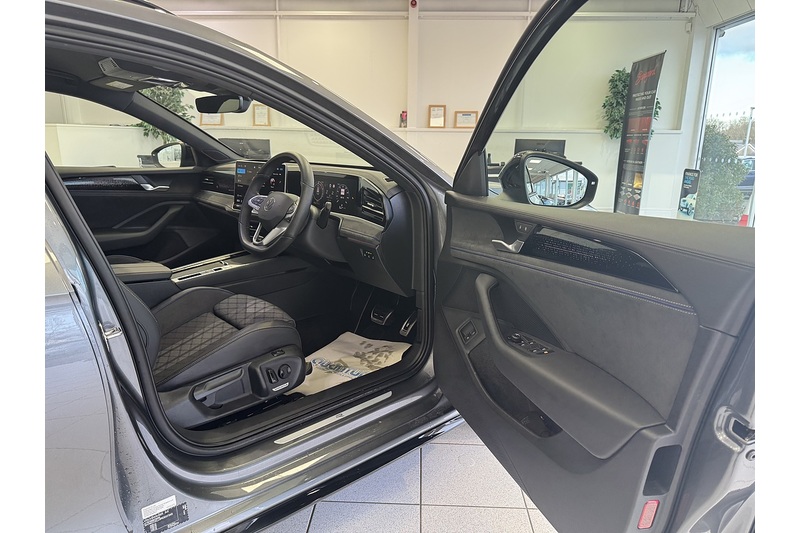 Volkswagen 1.5 TSI eHybrid 19.7kWh R-Line Estate 5dr Petrol Plug-in Hybrid DSG Euro 6 (s/s) (272 ps)