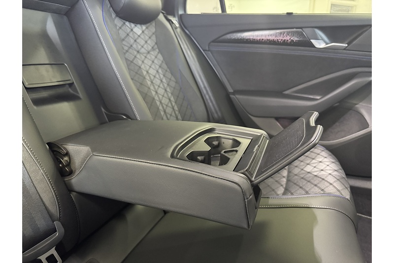 Volkswagen 1.5 TSI eHybrid 19.7kWh R-Line Estate 5dr Petrol Plug-in Hybrid DSG Euro 6 (s/s) (272 ps)