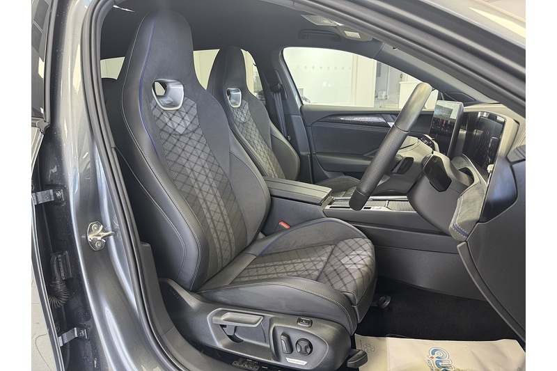 Volkswagen 1.5 TSI eHybrid 19.7kWh R-Line Estate 5dr Petrol Plug-in Hybrid DSG Euro 6 (s/s) (272 ps)