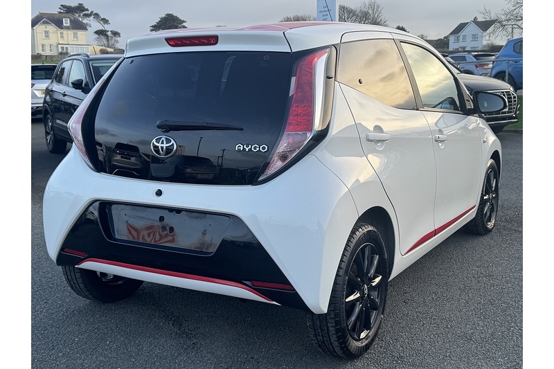 Toyota VVT-i x-press Hatchback 1.0 Manual Petrol