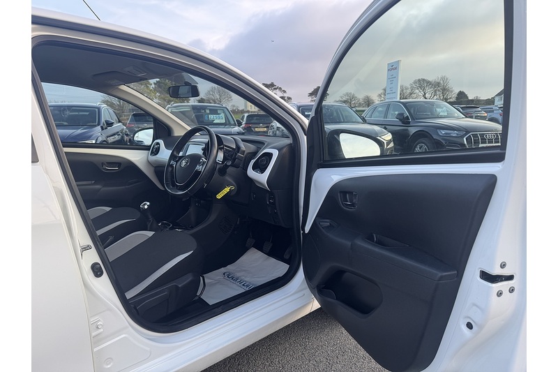 Toyota VVT-i x-press Hatchback 1.0 Manual Petrol