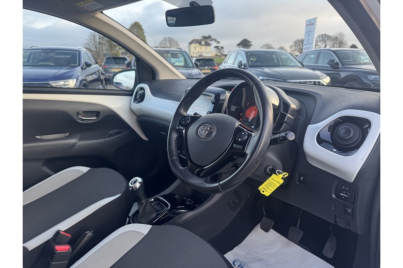 Toyota VVT-i x-press Hatchback 1.0 Manual Petrol