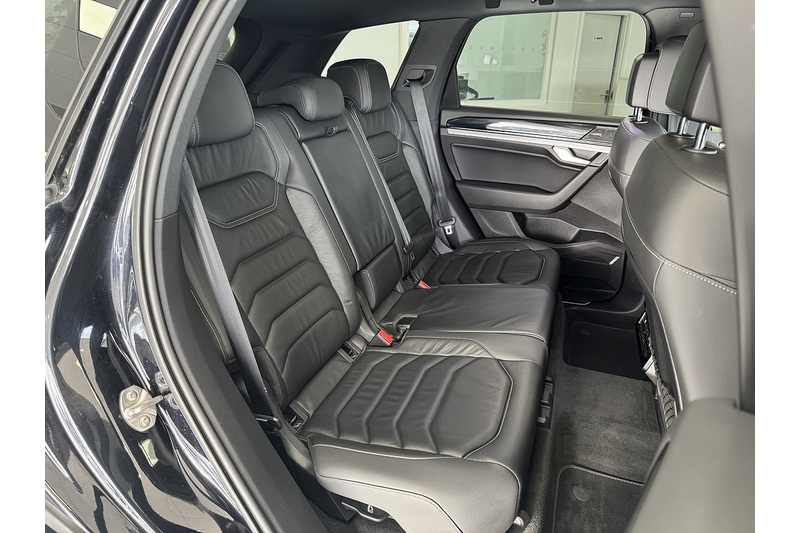 Volkswagen 3.0 TDI V6 Black Edition SUV 5dr Diesel Tiptronic 4Motion Euro 6 (s/s) (286 ps)