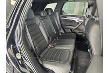 21/21 Volkswagen Touareg TDI V6 Black Edition