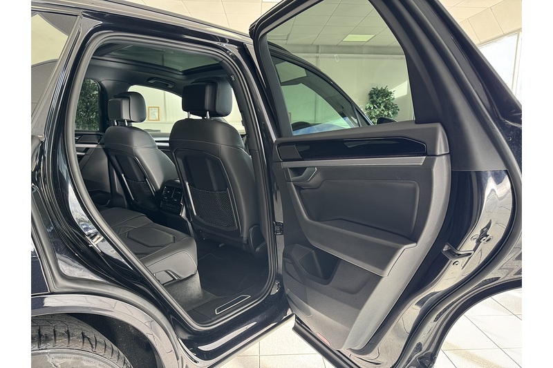 Volkswagen 3.0 TDI V6 Black Edition SUV 5dr Diesel Tiptronic 4Motion Euro 6 (s/s) (286 ps)