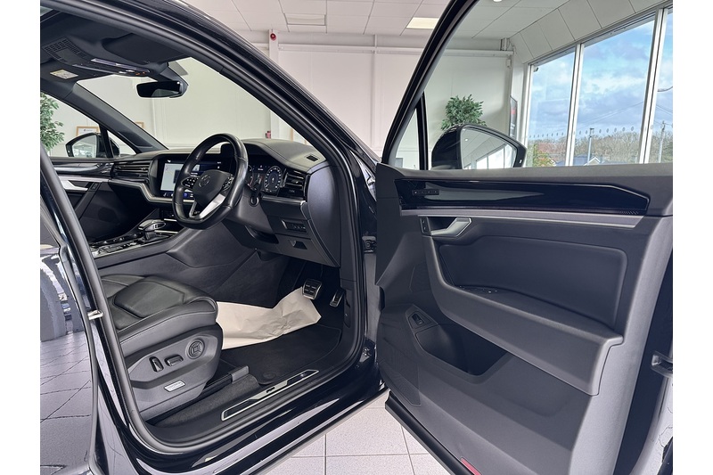 Volkswagen 3.0 TDI V6 Black Edition SUV 5dr Diesel Tiptronic 4Motion Euro 6 (s/s) (286 ps)