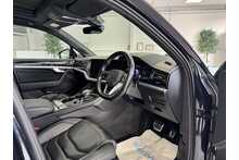 21/21 Volkswagen Touareg TDI V6 Black Edition