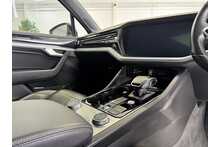 21/21 Volkswagen Touareg TDI V6 Black Edition