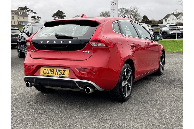 Volvo 2.0 T2 GPF R-Design Nav Plus Hatchback 5dr Petrol Manual Euro 6 (s/s) (122 ps)