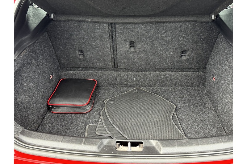 Volvo 2.0 T2 GPF R-Design Nav Plus Hatchback 5dr Petrol Manual Euro 6 (s/s) (122 ps)