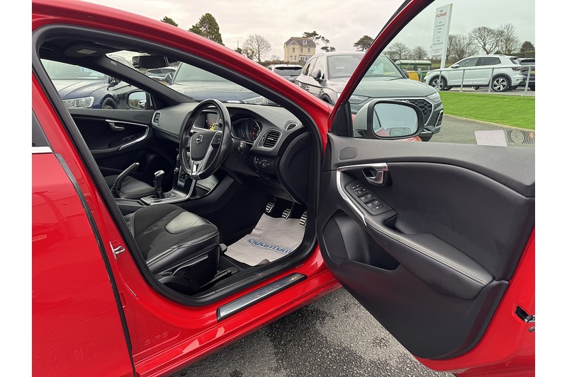 Volvo 2.0 T2 GPF R-Design Nav Plus Hatchback 5dr Petrol Manual Euro 6 (s/s) (122 ps)