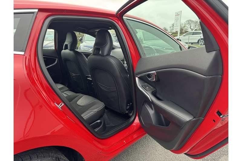 Volvo 2.0 T2 GPF R-Design Nav Plus Hatchback 5dr Petrol Manual Euro 6 (s/s) (122 ps)