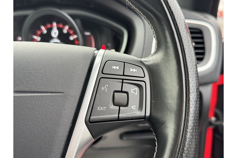 Volvo 2.0 T2 GPF R-Design Nav Plus Hatchback 5dr Petrol Manual Euro 6 (s/s) (122 ps)