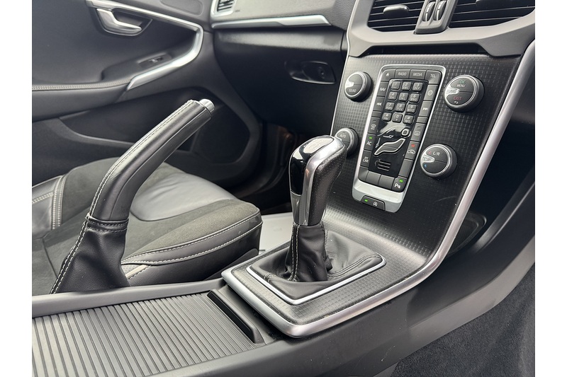 Volvo 2.0 T2 GPF R-Design Nav Plus Hatchback 5dr Petrol Manual Euro 6 (s/s) (122 ps)