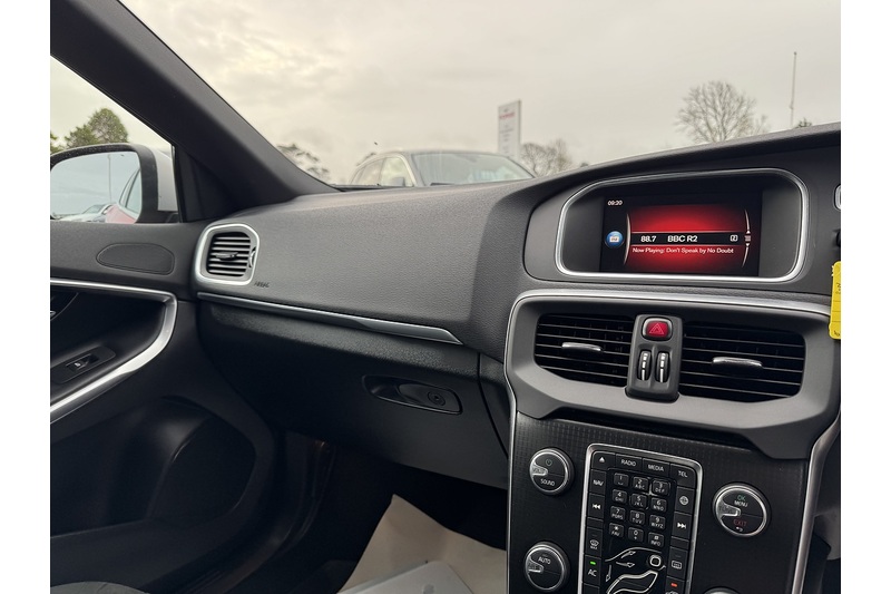 Volvo 2.0 T2 GPF R-Design Nav Plus Hatchback 5dr Petrol Manual Euro 6 (s/s) (122 ps)