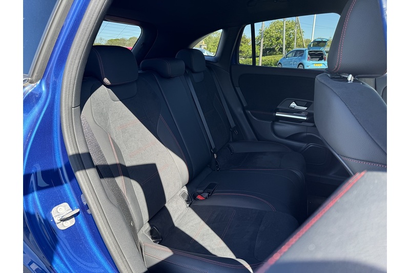 Mercedes-Benz 1.3 GLA200h MHEV AMG Line (Executive) SUV 5dr Petrol Hybrid 7G-DCT Euro 6 (s/s) (163 ps)