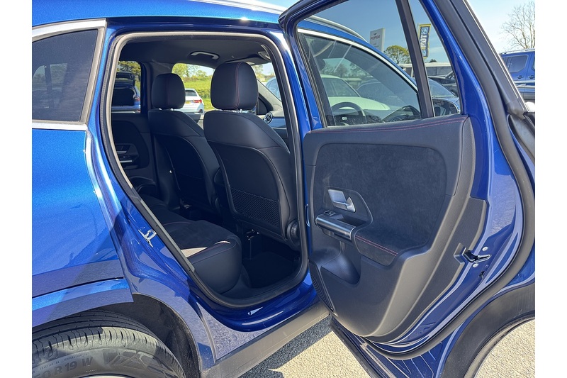 Mercedes-Benz 1.3 GLA200h MHEV AMG Line (Executive) SUV 5dr Petrol Hybrid 7G-DCT Euro 6 (s/s) (163 ps)