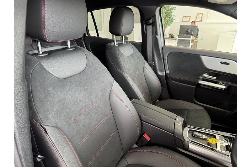 Mercedes-Benz 1.3 GLA200h MHEV AMG Line (Executive) SUV 5dr Petrol Hybrid 7G-DCT Euro 6 (s/s) (163 ps)