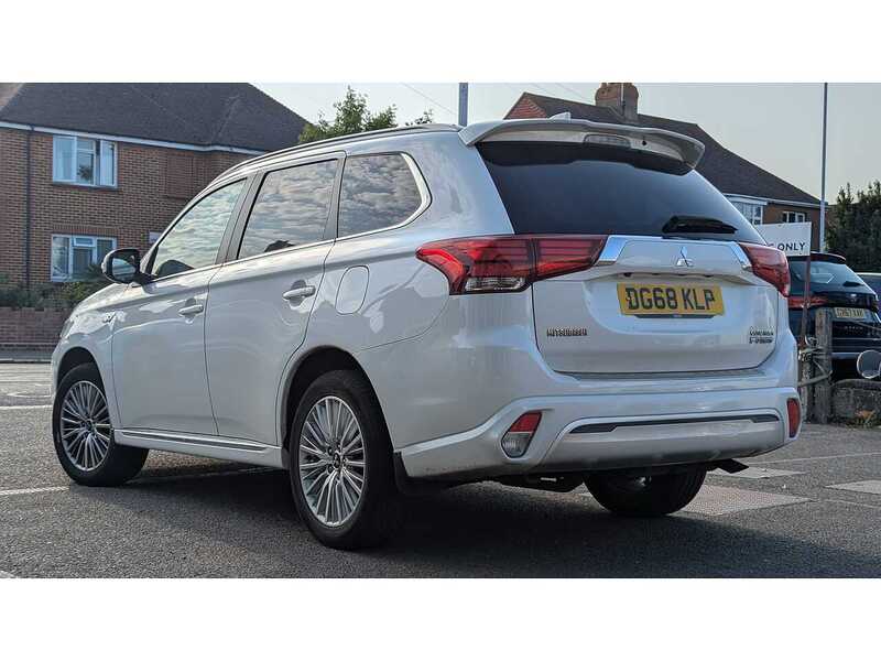 Mitsubishi Outlander 2.4h TwinMotor 13.8kWh 4h SUV 5dr Petrol Plug-in Hybrid CVT 4WD Euro 6 (s/s) (209 ps) - U11087