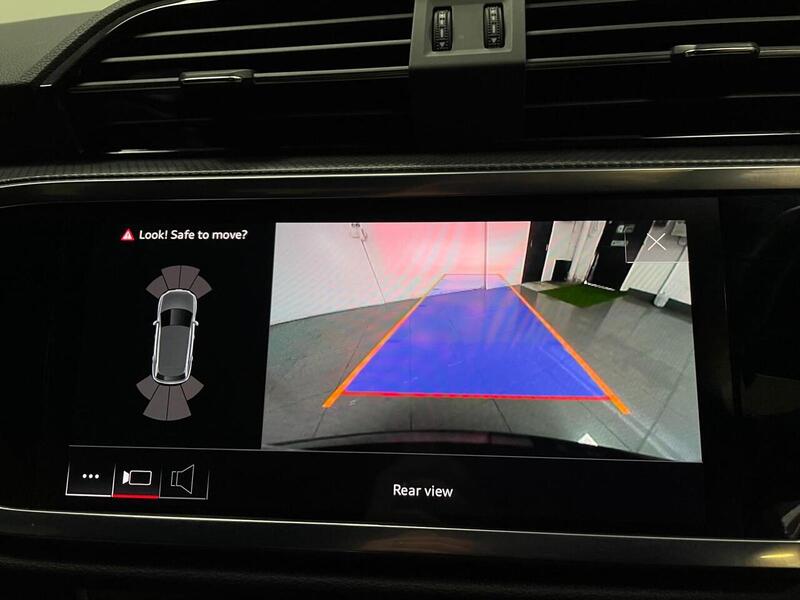 Audi Q3 TFSI Black Edition - U400058911