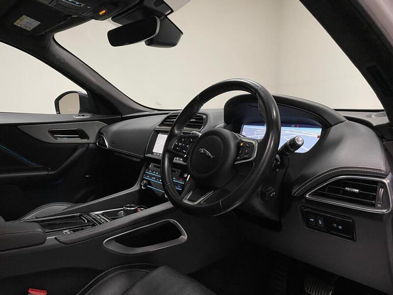 Jaguar F-PACE D180 Chequered Flag - U400059123