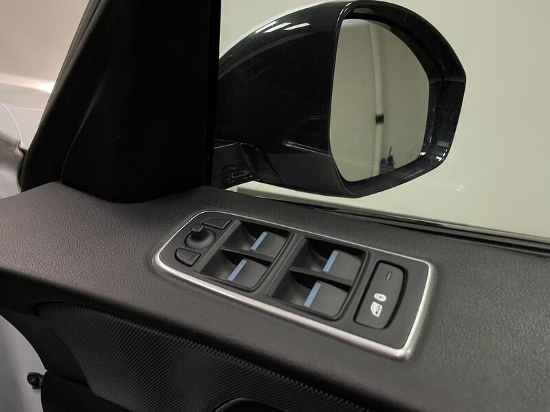 Jaguar F-PACE D180 Chequered Flag - U400059123