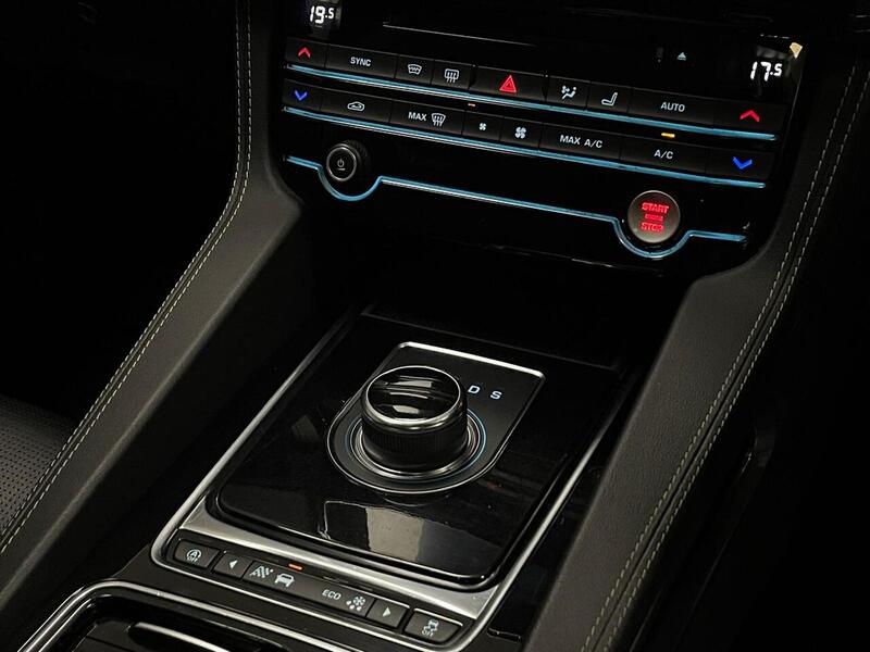 Jaguar F-PACE D180 Chequered Flag - U400059123